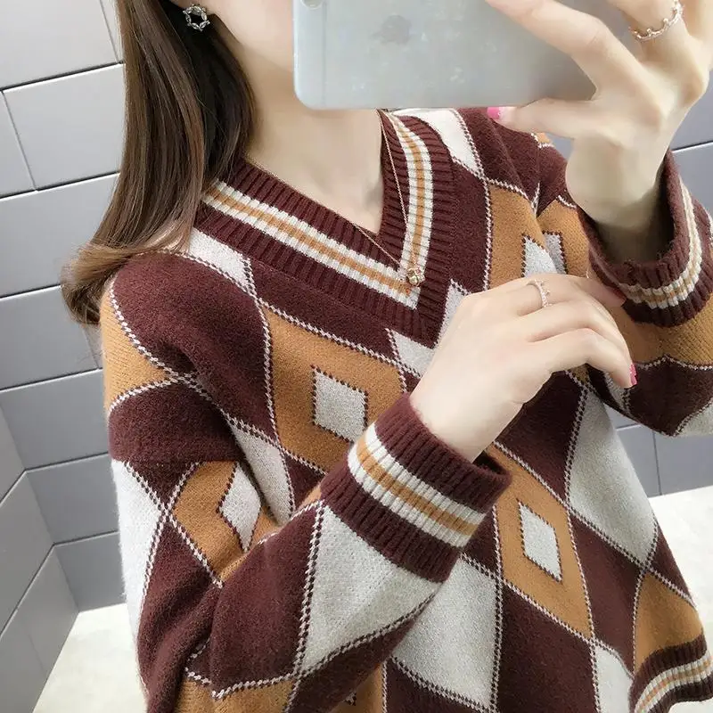 

New V-neck diamond plaid sweater for women in autumn and winter 2020