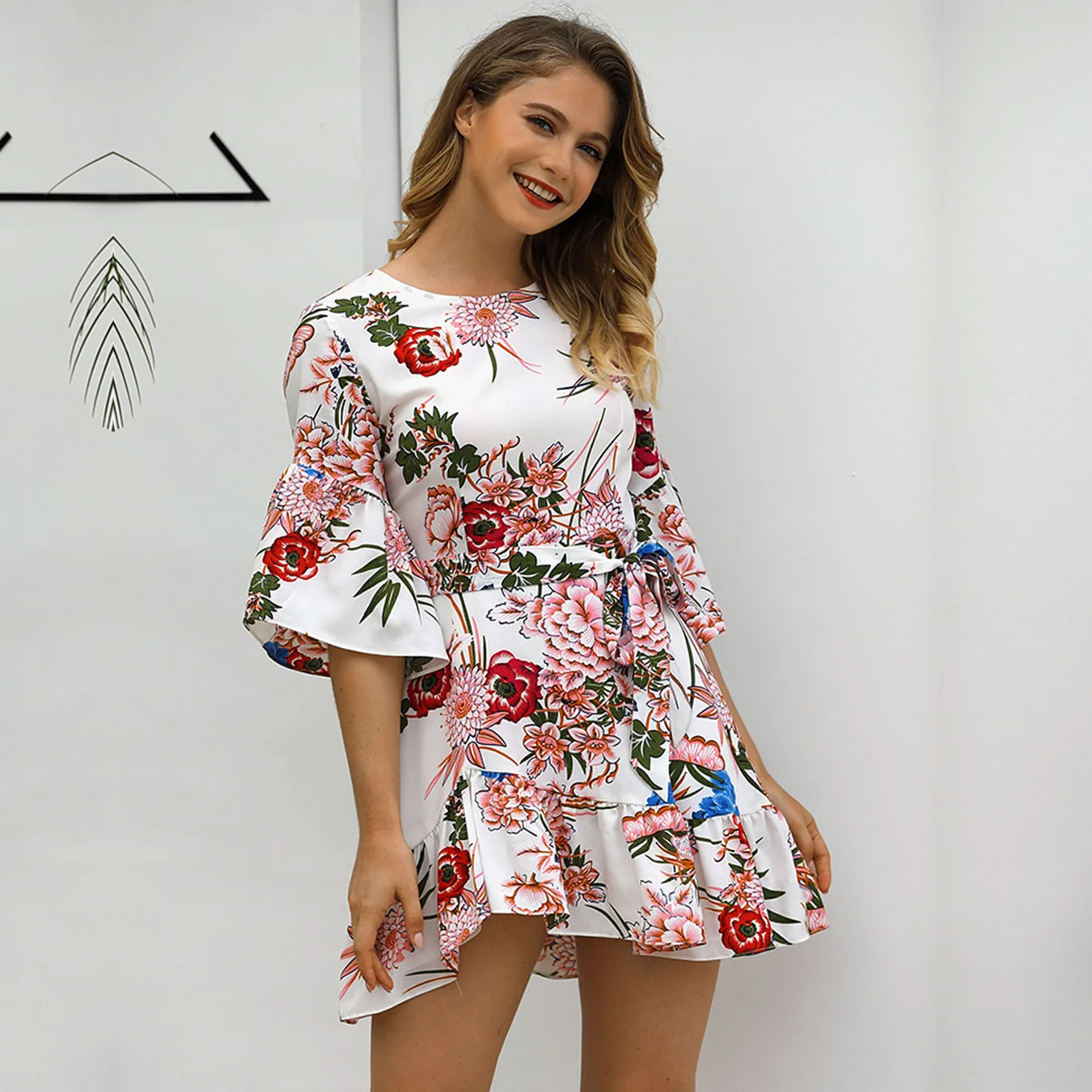 Женское короткое платье с оборками цветочным принтом круглым вырезом и коротким