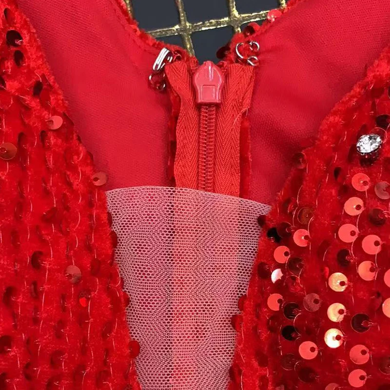 Роскошное красное вечернее платье с длинным рукавом украшенное стразами и