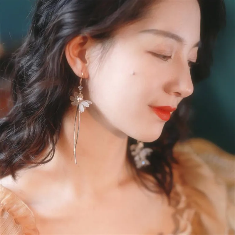 

Vintage Camellia Crystal Drop Earrings Lady Jewelry Trendy Silver Plated Girl Asymmetry Earring For Women Birthday Party Bijou
