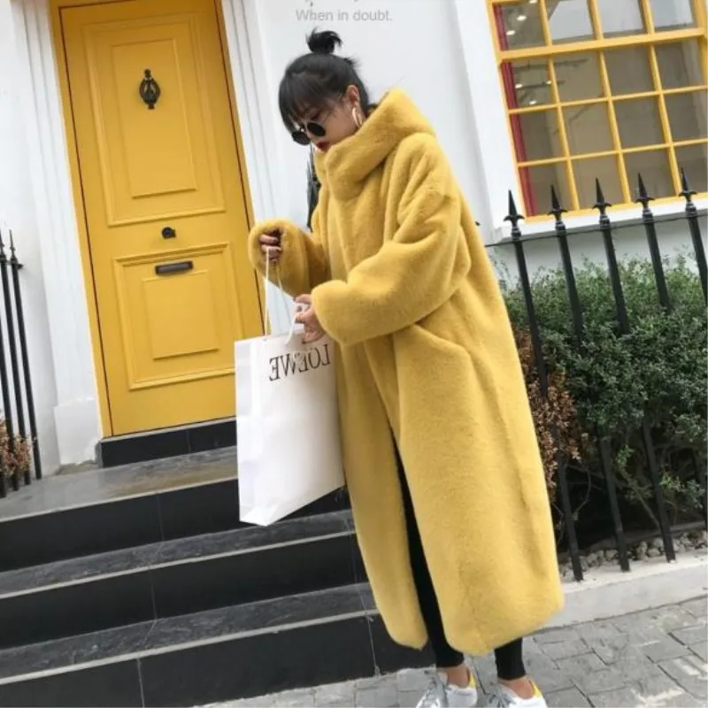 Женское пальто из искусственного меха с капюшоном длинное свободного кроя