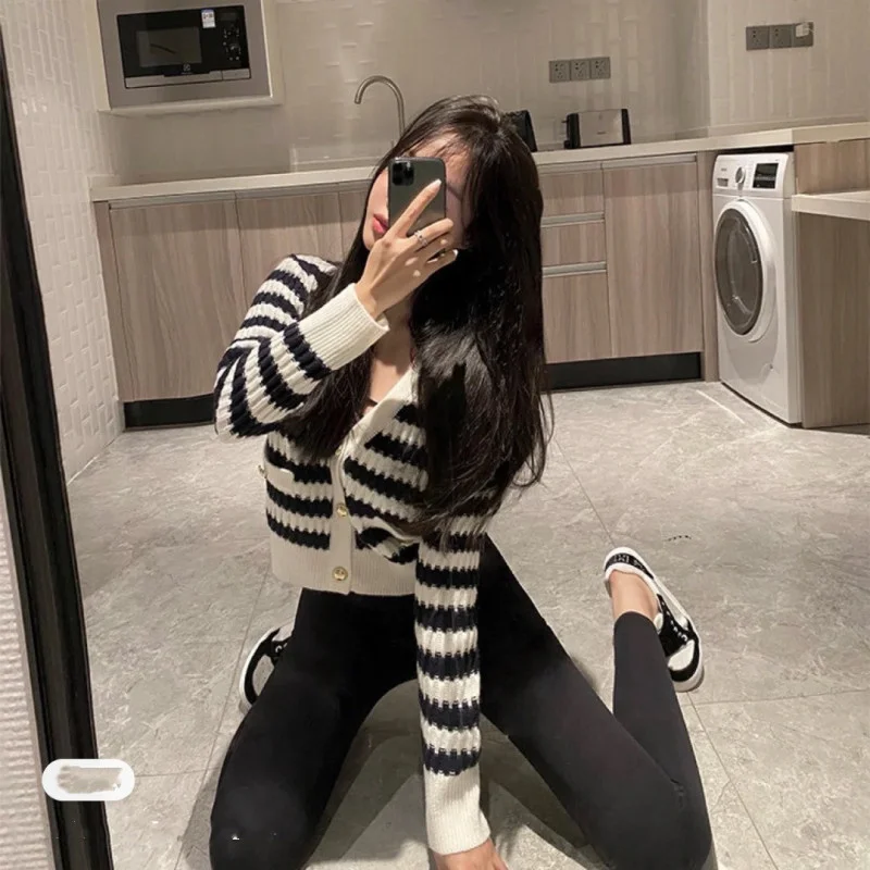 

Кардиган имеет высокий голос, изысканный и полосатый