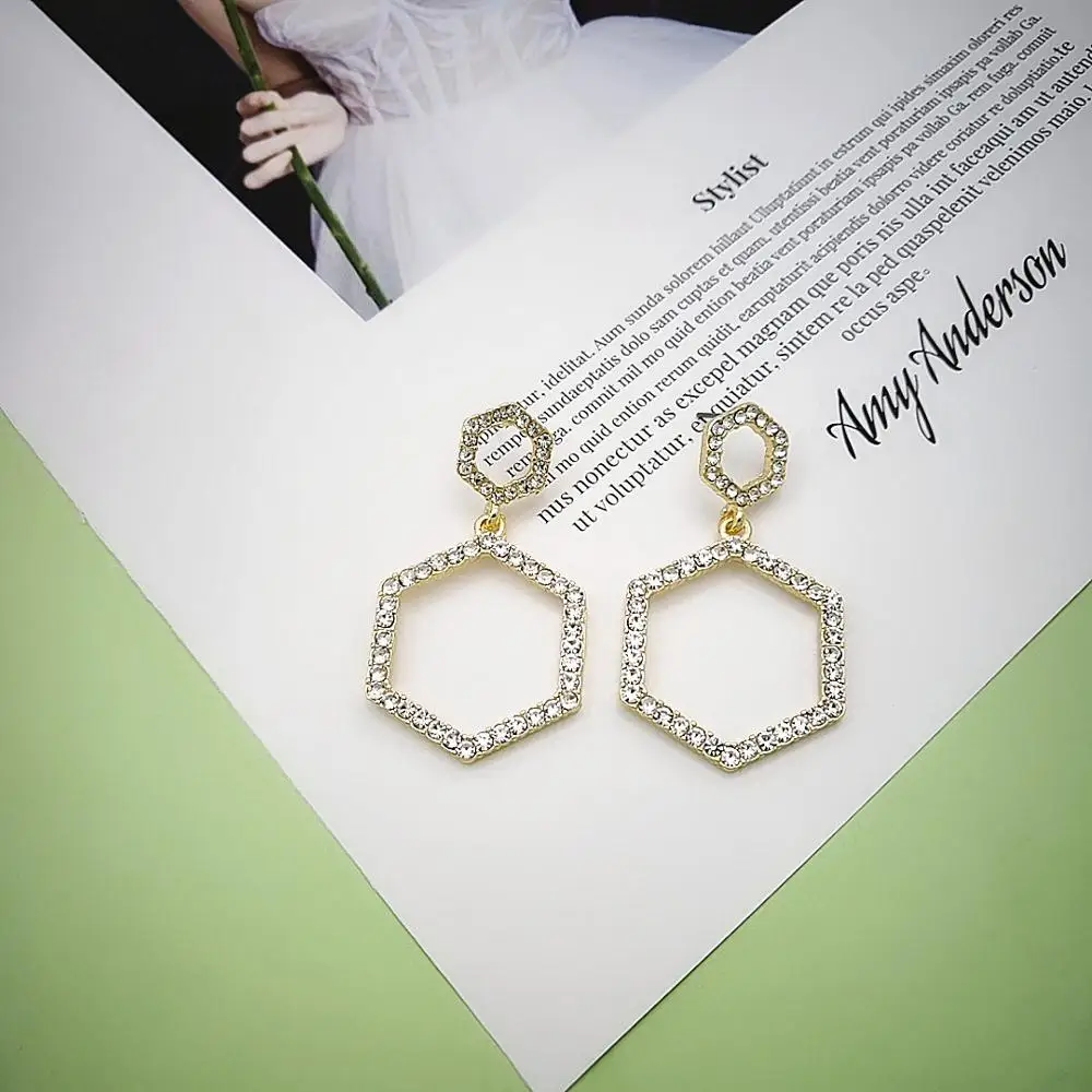 Модные женские сережки золотого цвета хорошее качество стеклянные из полигона |