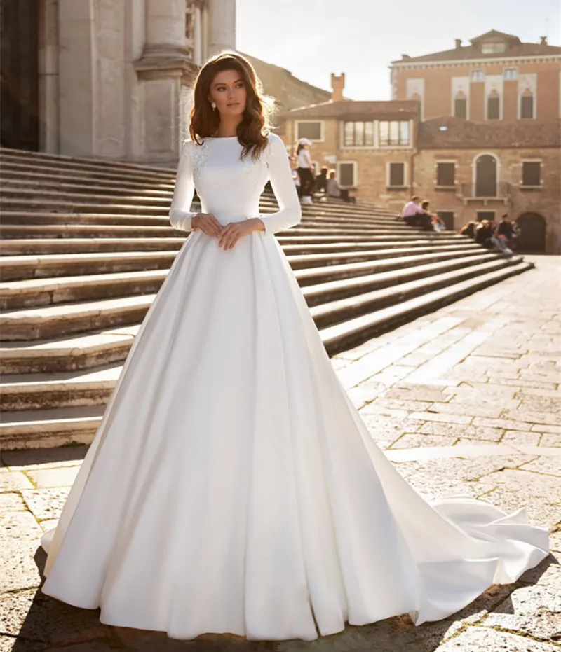 Элегантное белое свадебное платье с длинными рукавами и открытой спиной