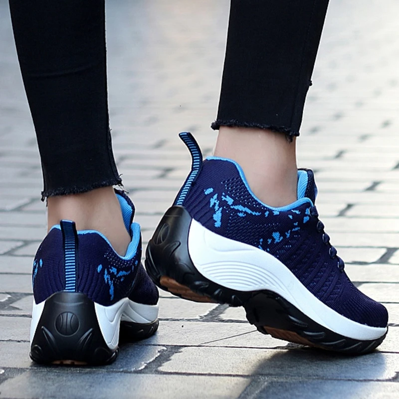 Женские теннисные туфли кроссовки на толстой танкетке дышащая сетчатая обувь