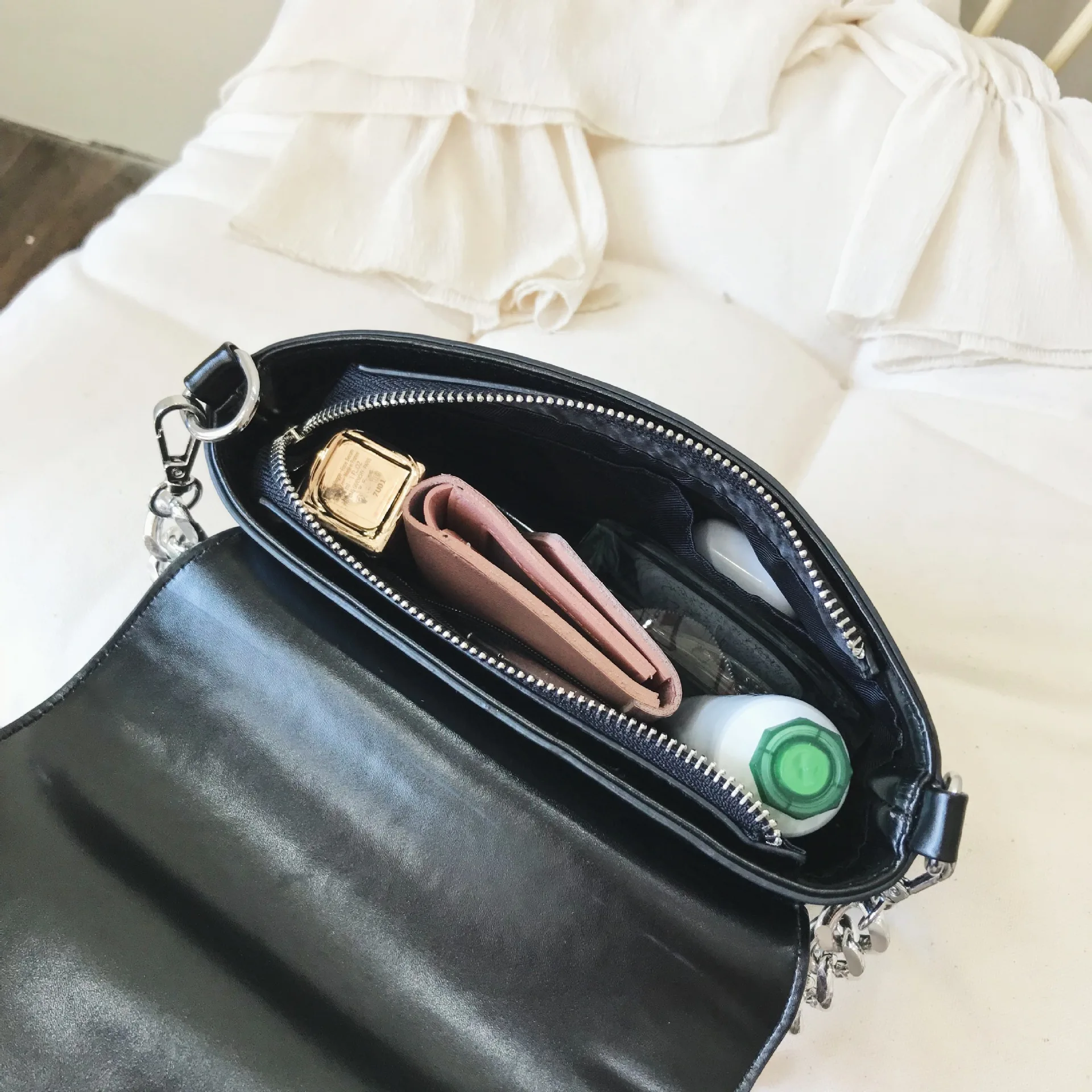 Женские сумки известного бренда женская сумка-мессенджер с толстыми цепочками