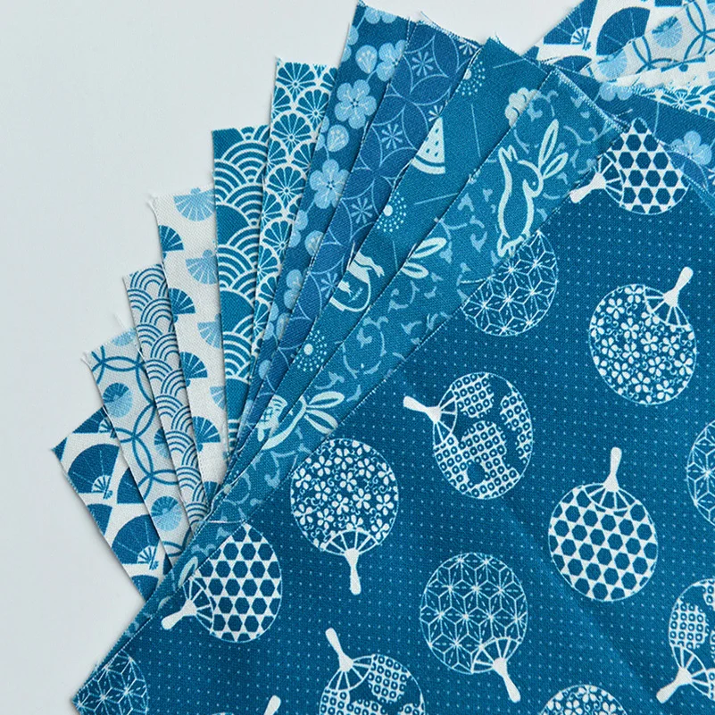 Ткань хлопковая с геометрическим узором и волнистыми голубыми цветами вишни для