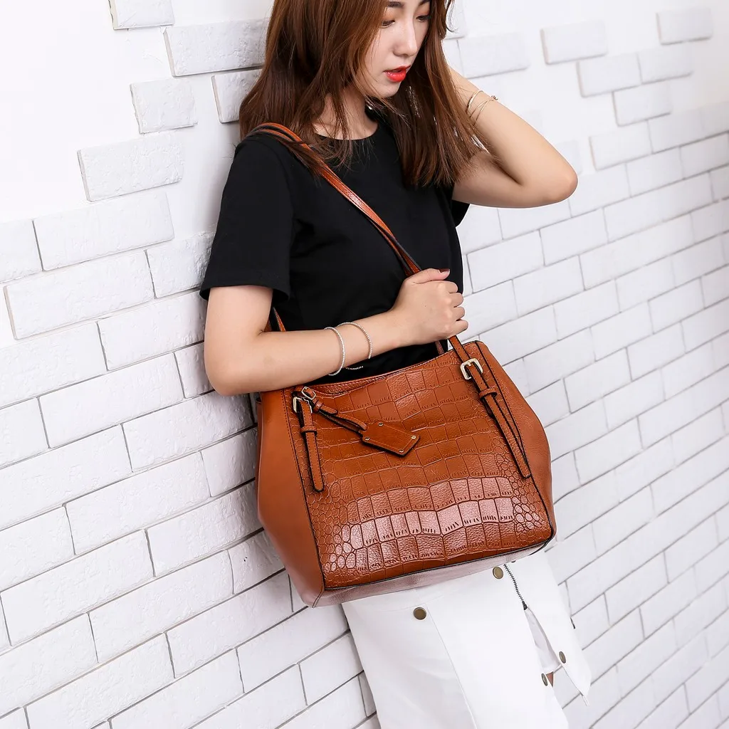 Женская кожаная сумка с крокодиловым узором однотонная вместительная