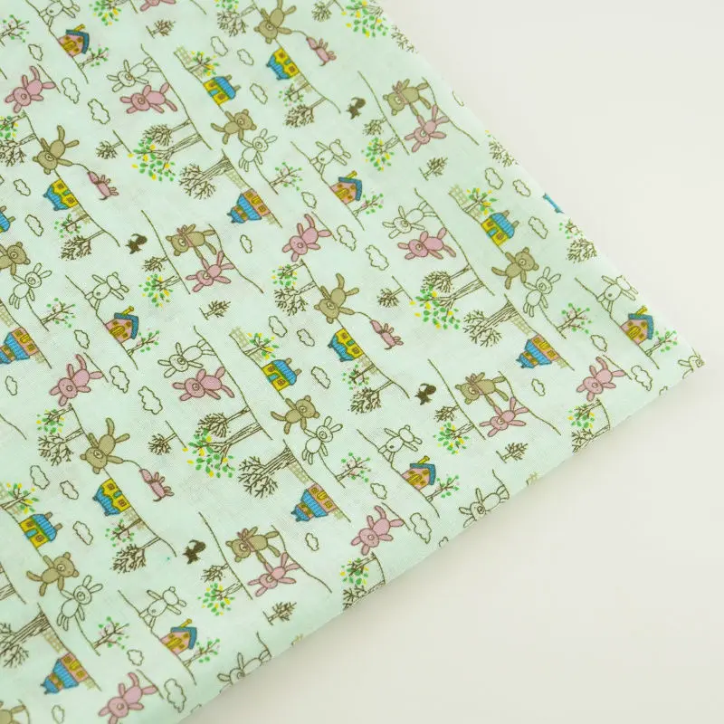 Зеленая ткань с изображением персонажей из мультфильмов и пейзажей 100% хлопковая