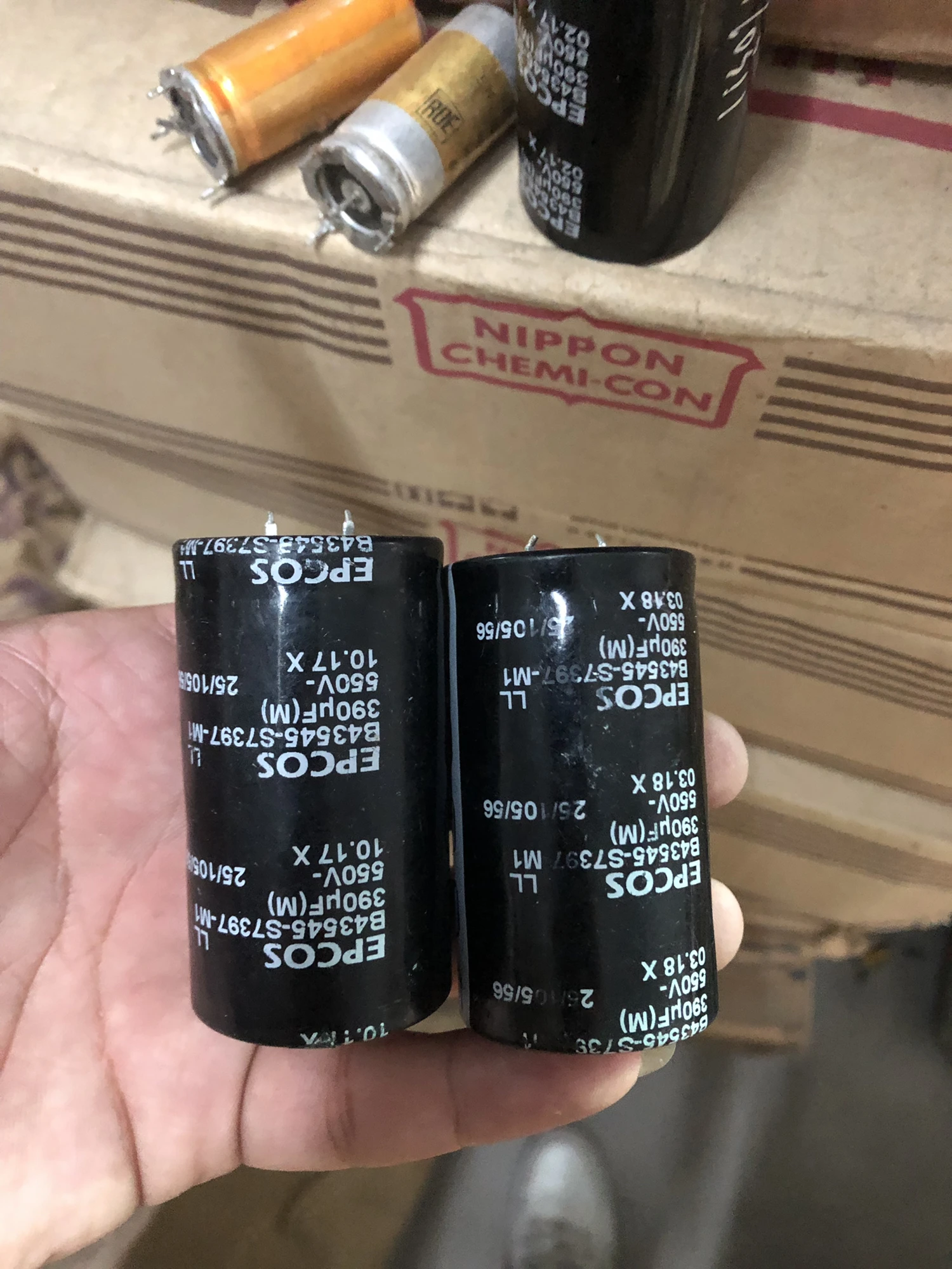 

390UF550V высоковольтный электролитический конденсатор, объем 35*60 мм