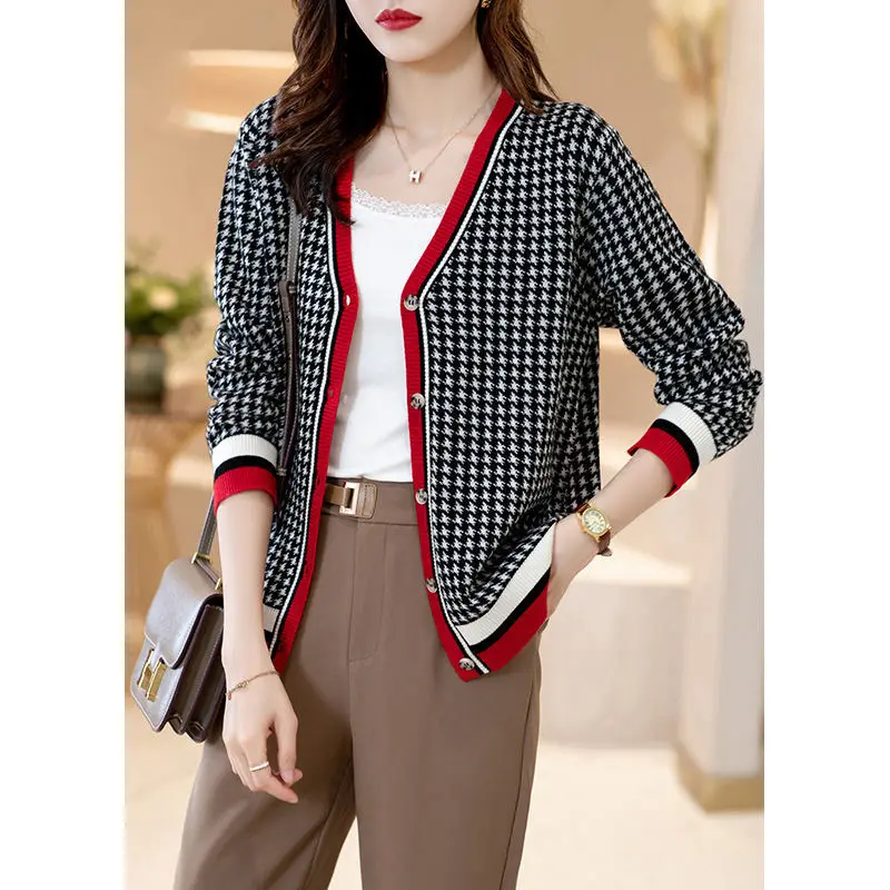 

Женский кардиган в шотландскую клетку, с V-образным вырезом