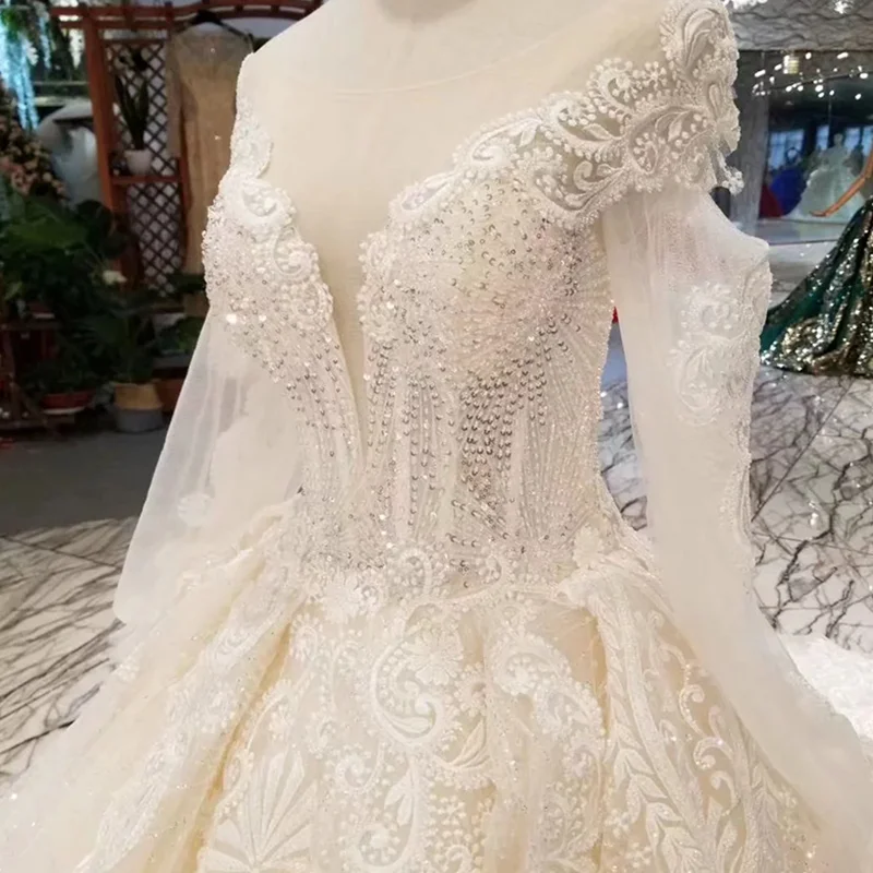 Платье свадебное цвета шампанского с длинным шлейфом круглым вырезом и длинными