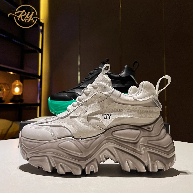 

Женские кроссовки из натуральной кожи, на танкетке