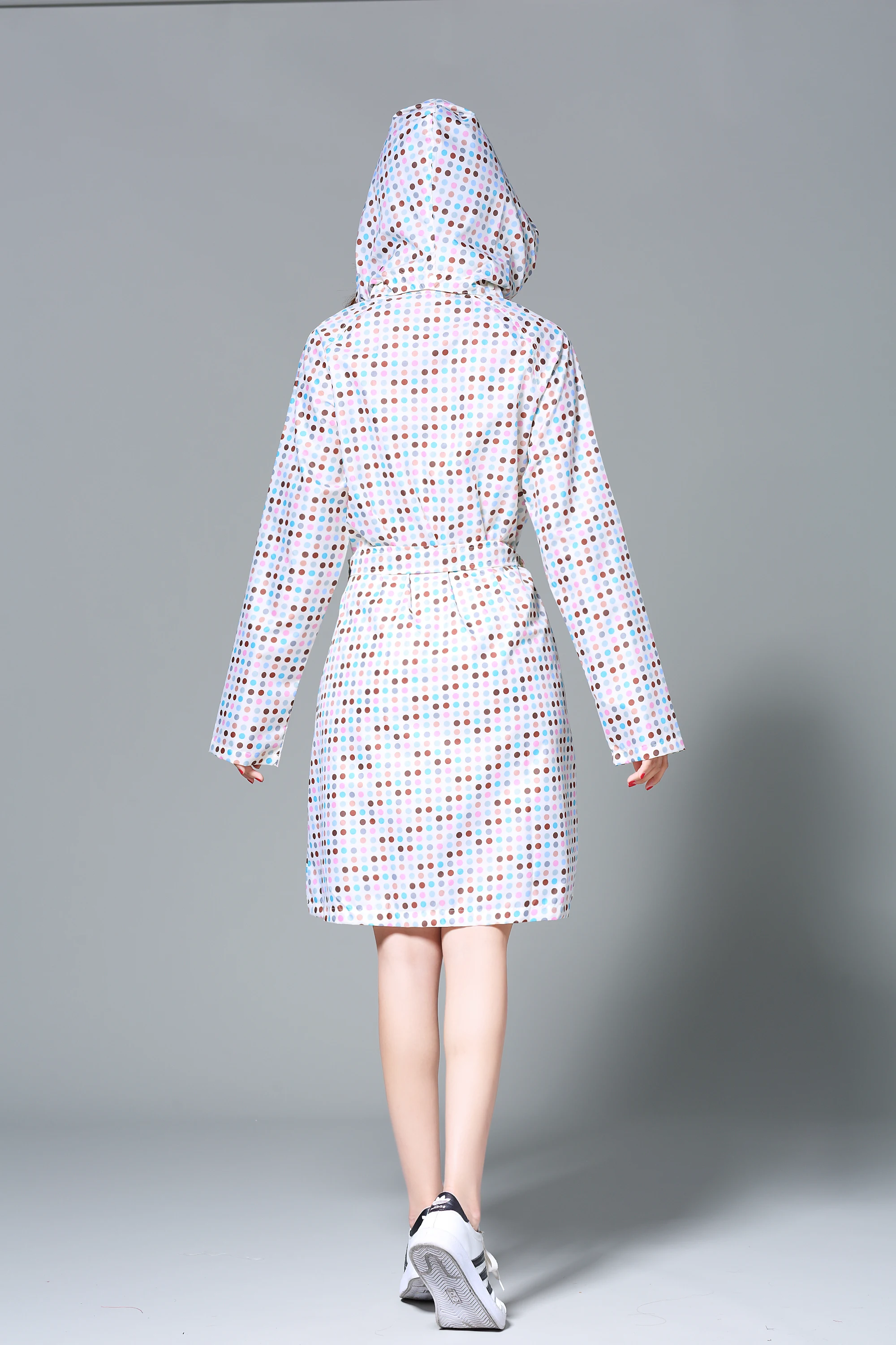 Модный длинный дождевик в горошек для женщин водонепроницаемый дышащий с поясом