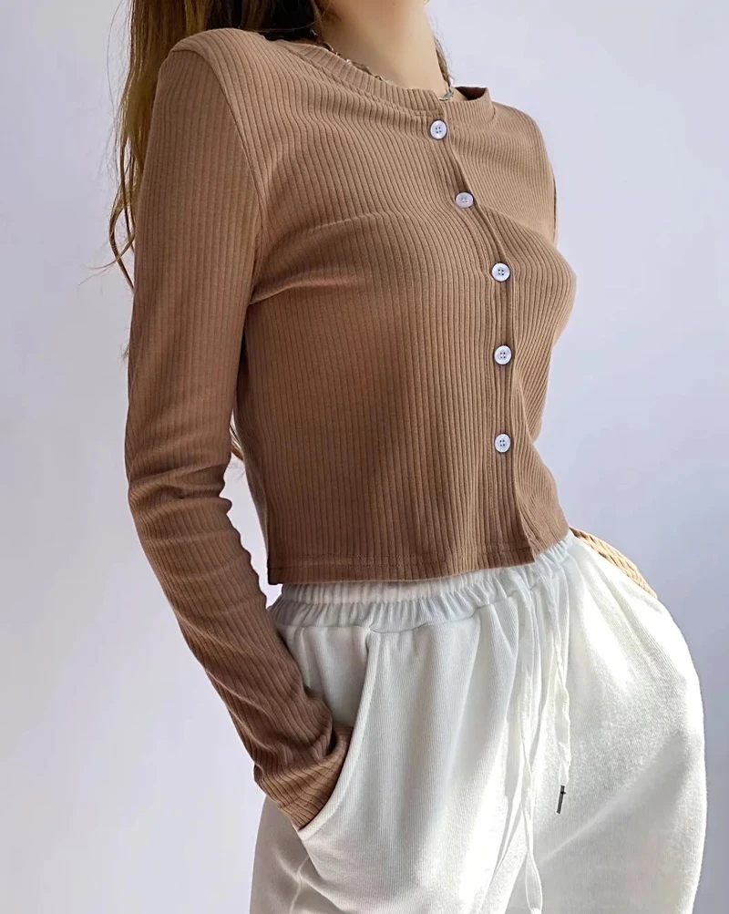 Женский Асимметричный кроп-топ на пуговицах с длинным рукавом |