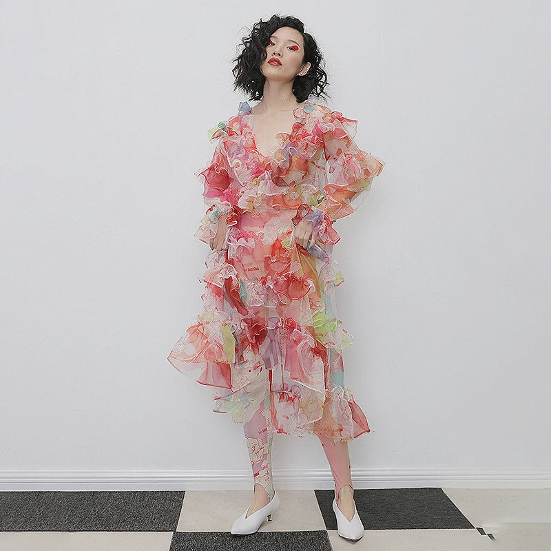 Платье с оборками TWOTWINSTYLE весеннее платье v образным вырезом и длинным рукавом