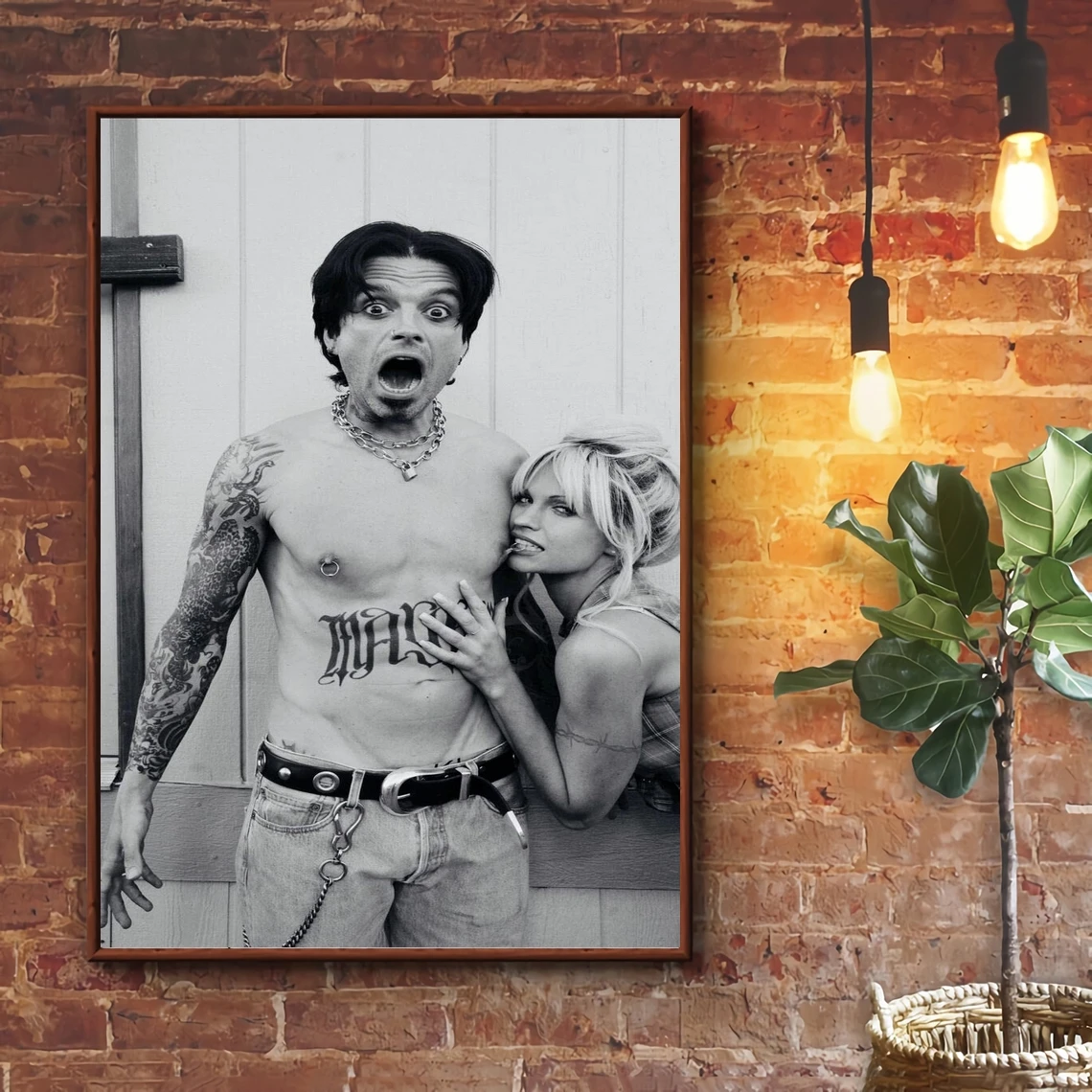 Себастьян Стэн и Лилия Джеймс в пам Томми (2022) постер из фильма домашний декор