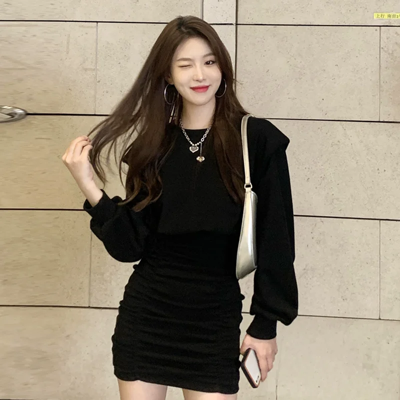 Женское платье с длинным рукавом серая облегающая короткая юбка на бедрах модель