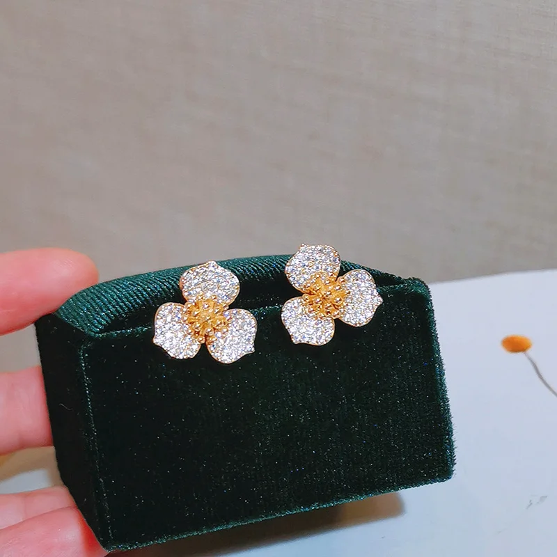 Милые романтические милые прозрачные серьги с цирконием кубической огранки для