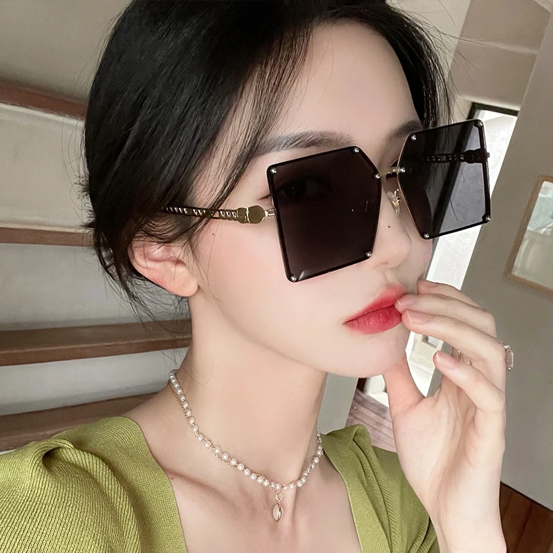 

European and American Fashion Big Box Sunglasses Chain Temples Net Red Street Shooting Sunglasses Rivet Rimless Glasses