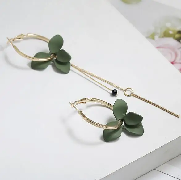 Женские асимметричные серьги элегантные обручи с белыми цветами маленький