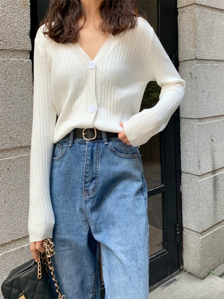 Женский короткий свитер кардиган черно белый с v образным вырезом однобортный