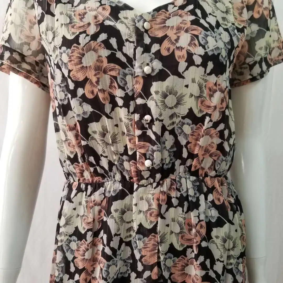 Шифоновое платье с цветочным принтом V-образным вырезом и коротким рукавом |