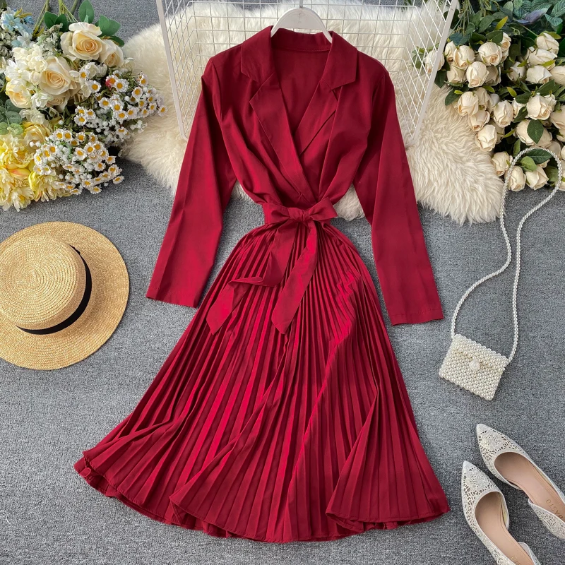 

Женское плиссированное платье выше колена, с поясом и воротником