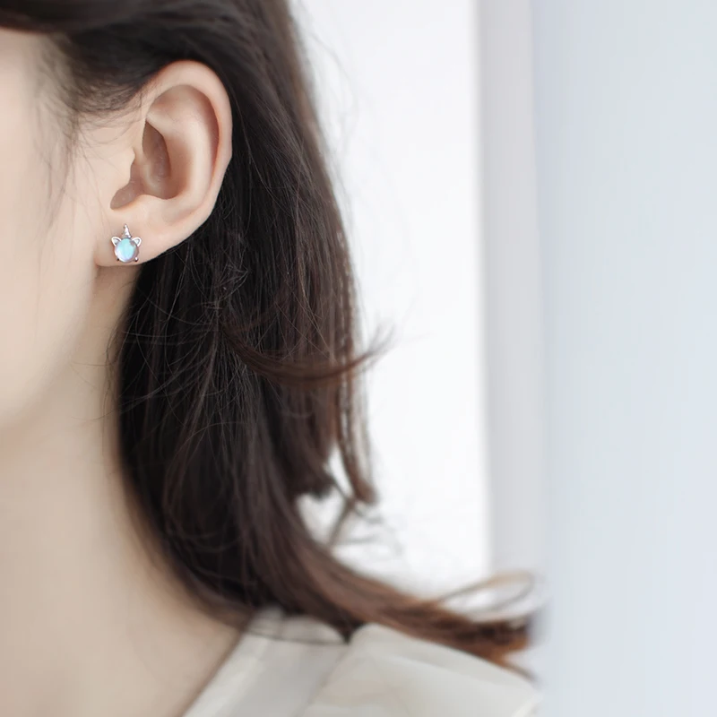 Серьги-гвоздики серебряные Асимметричные в виде единорога | Украшения и