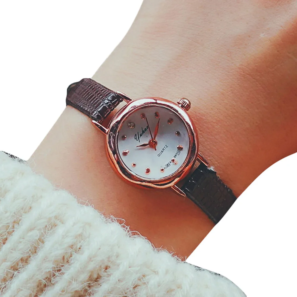 

Простые Стильные коричневые кожаные часы, простые Стильные и элегантные женские корейские волнистые классические деловые кварцевые часы с...