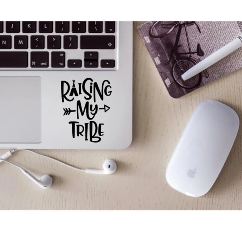 Наклейка на ноутбук с цитатой наклейка изображением поднимающего мое племя мамы
