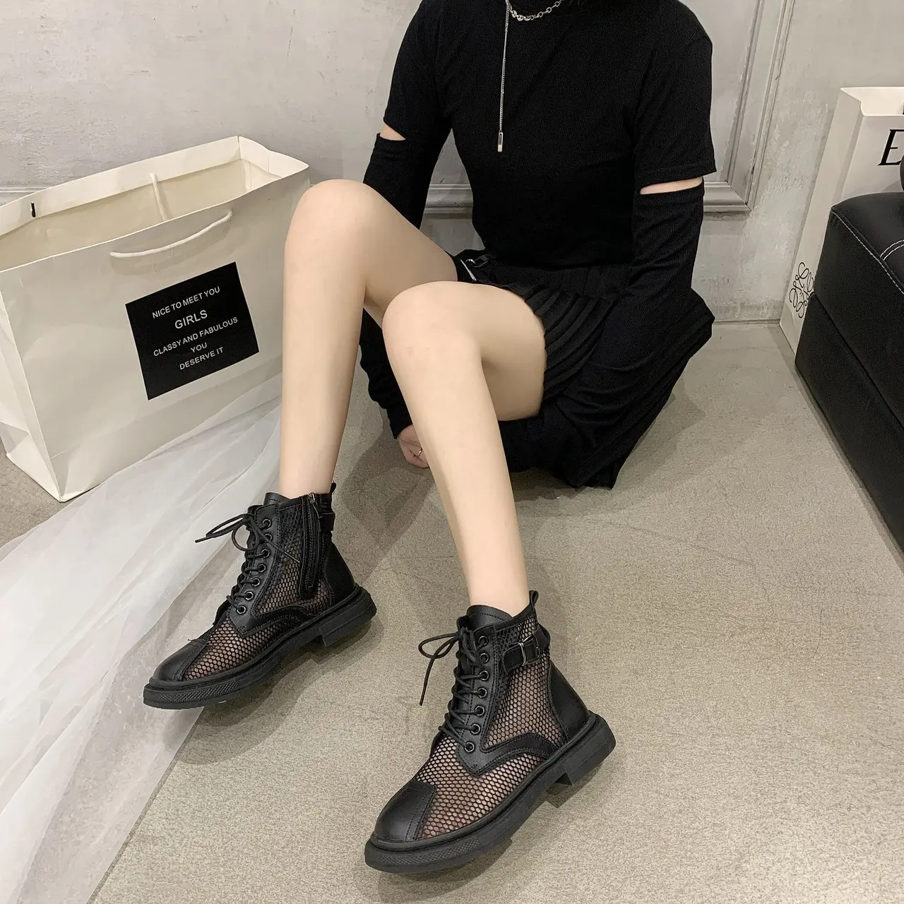 

Summer's new low-heeled tie comes with a casual personality trend of stylish sandals