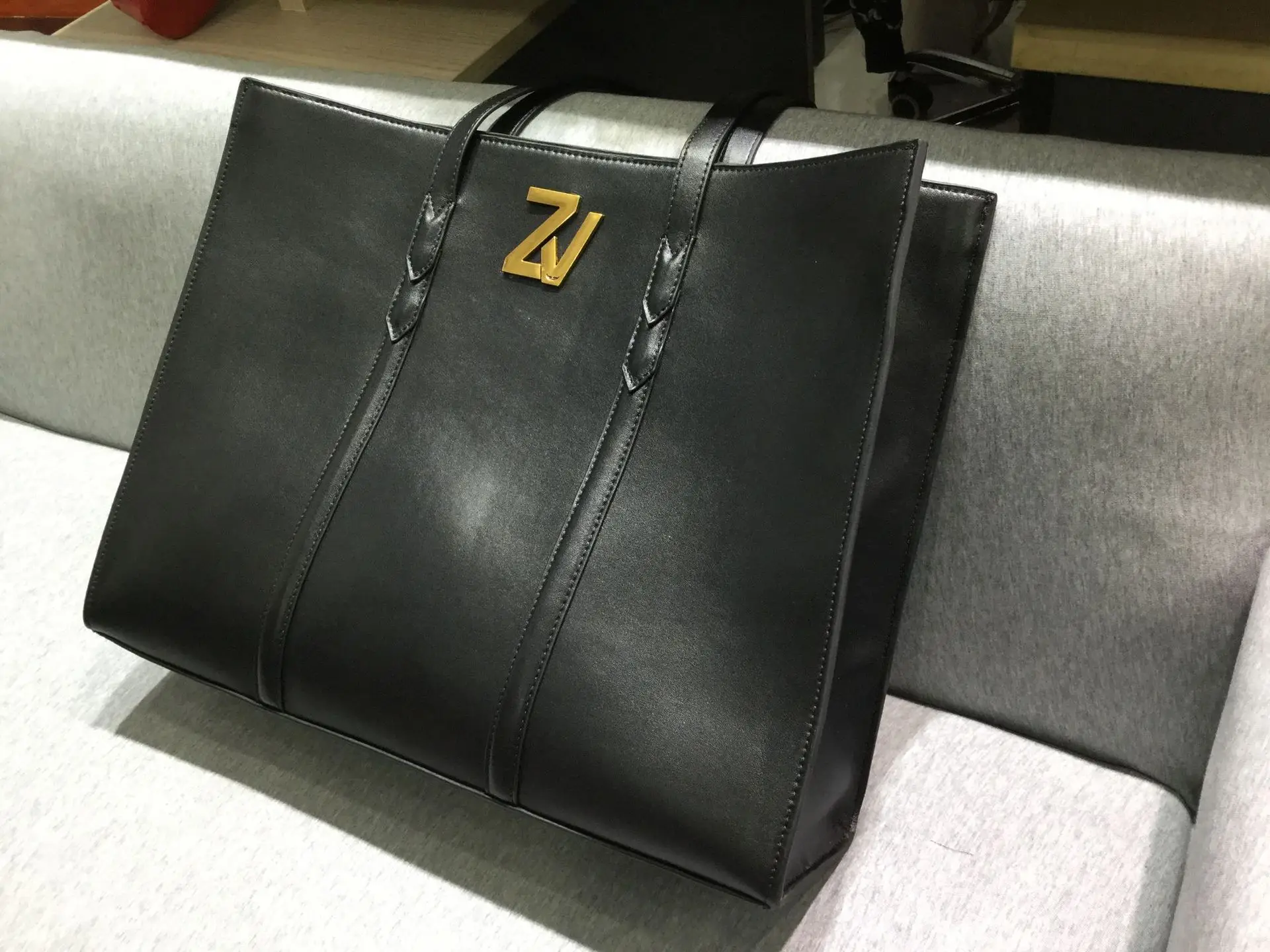 Женская Изысканная черная кожаная сумка с надписью и крыльями декоративная