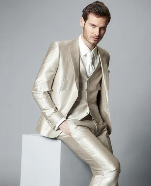 Атласные смокинги для жениха на одной пуговице цвета шампанского приталенный