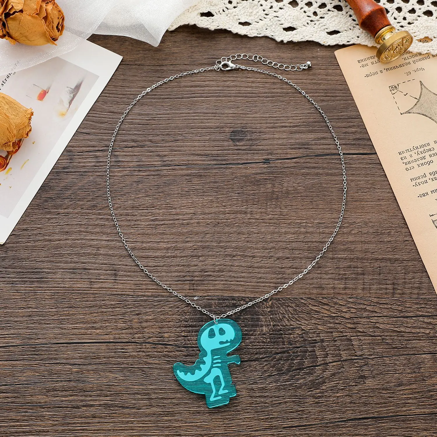 Акриловое ожерелье с цепочкой