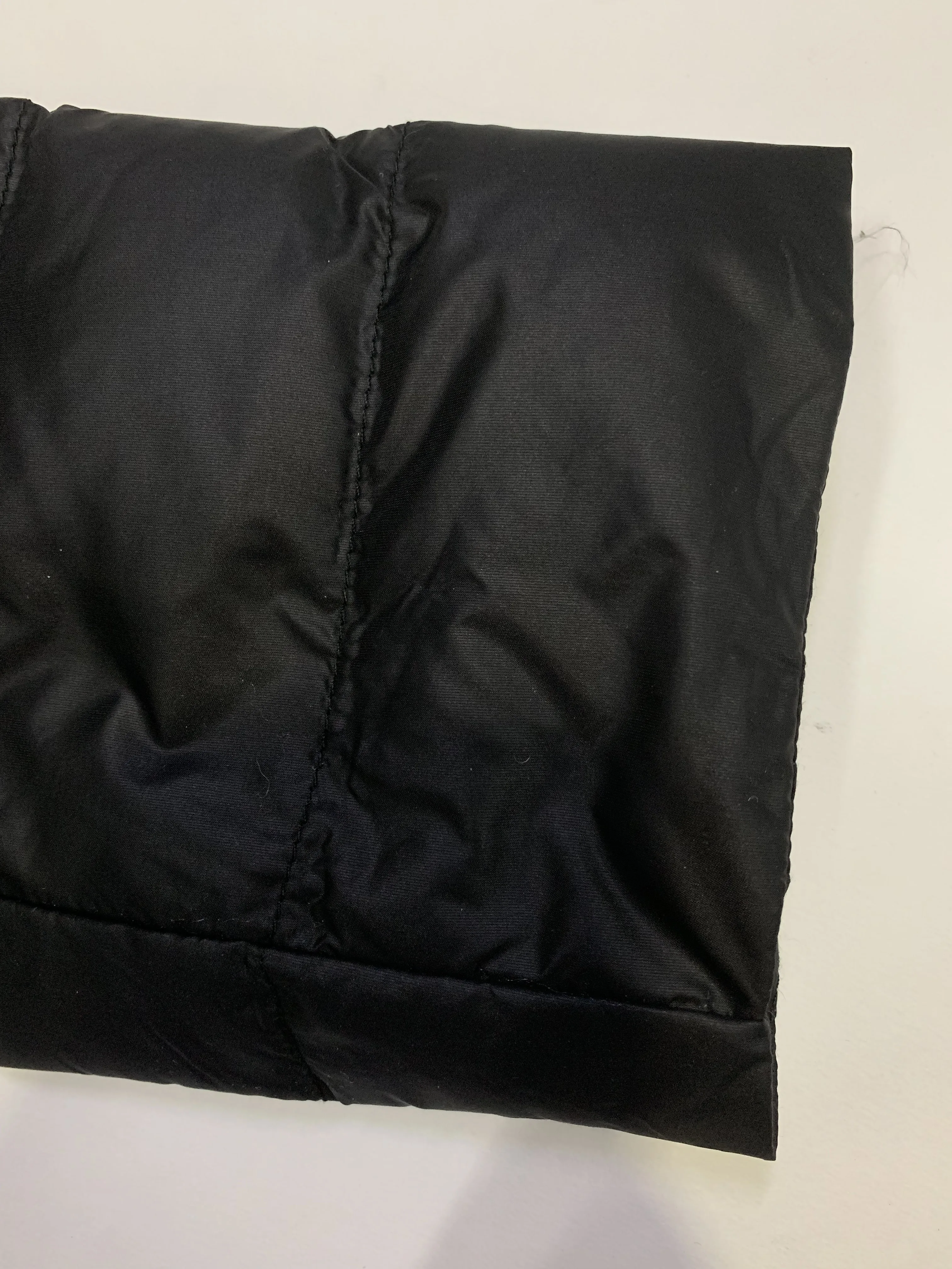 Пуховик женский с капюшоном и карманами на молнии | Женская одежда