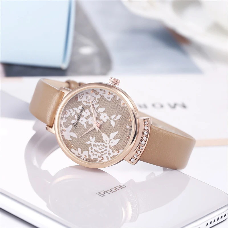 

Женские кварцевые часы с растительным циферблатом, с заклепками и ремешком