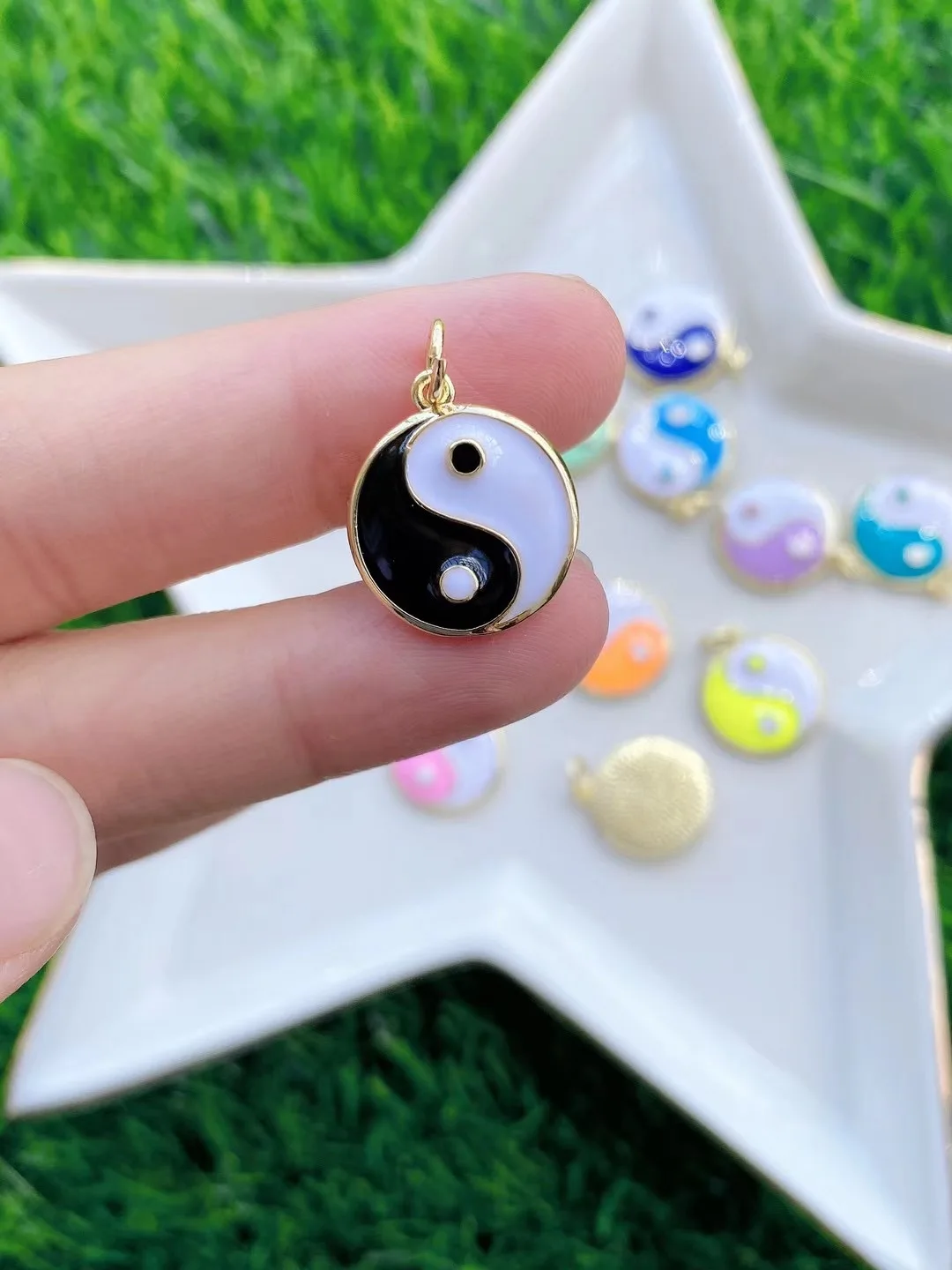 

5Pcs 2021 Latest Enamel Yin Yang Tai Chi Pendant Necklaces Round Charm Cuban Chain Women Jewelry Fashion Gift