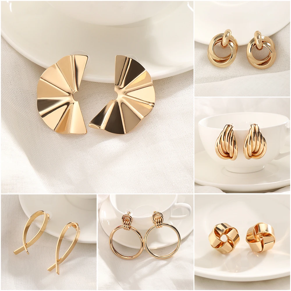 Женские серьги гвоздики золотистого цвета скрученный в классическом стиле с