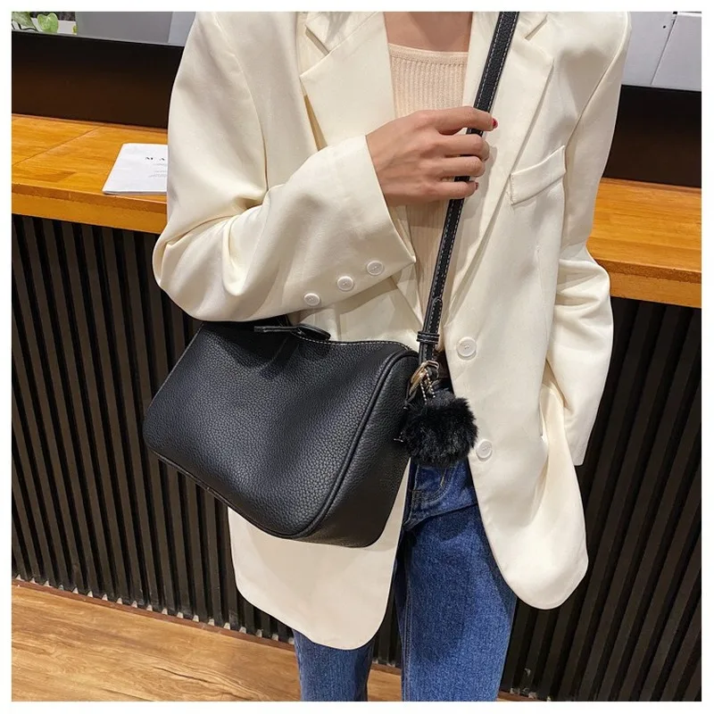 

New 2020 ladies simple and versatile French underarm bag baguette bag Korean version of the single shoulder messenger bag tide