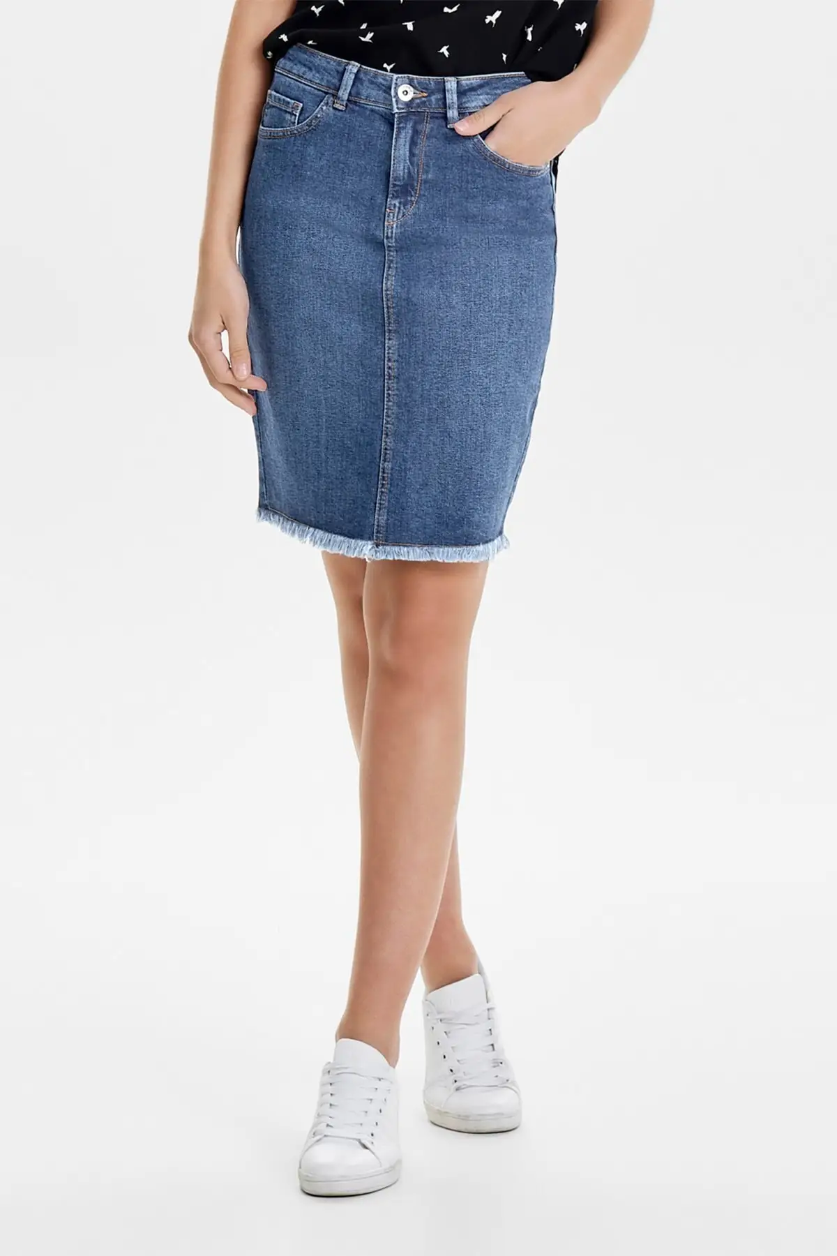 

Женская джинсовая юбка с высокой талией и бриллиантами