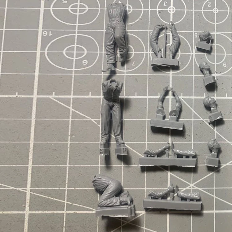

1/48 Resin Character Model Mechanic Repairer Workers White Model Handmade DIY Painting