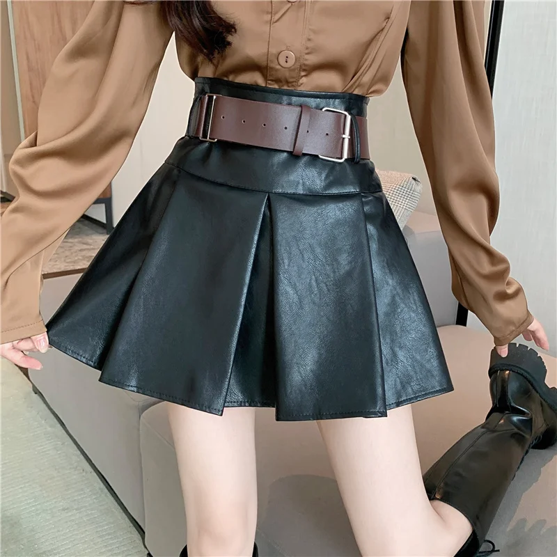 

Дизайнерская короткая кожаная юбка с высокой талией в новом стиле на осень 2021