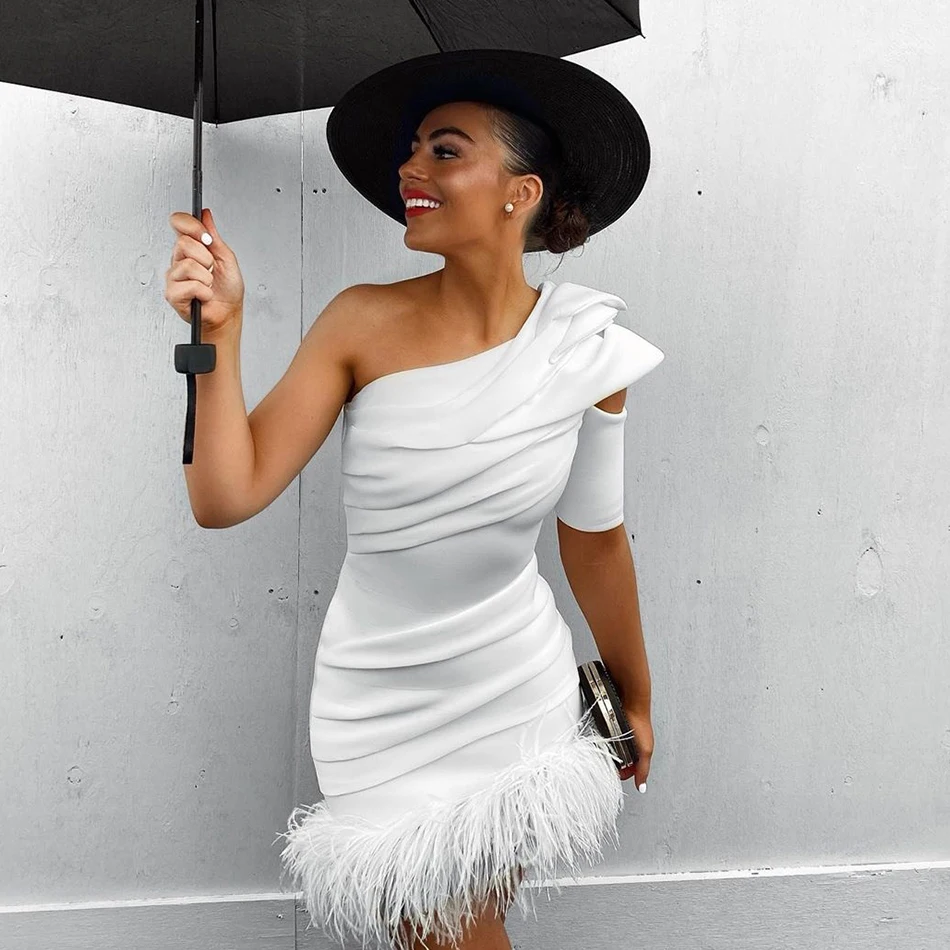 Женское вечернее платье с перьями белое элегантное облегающее коротким рукавом