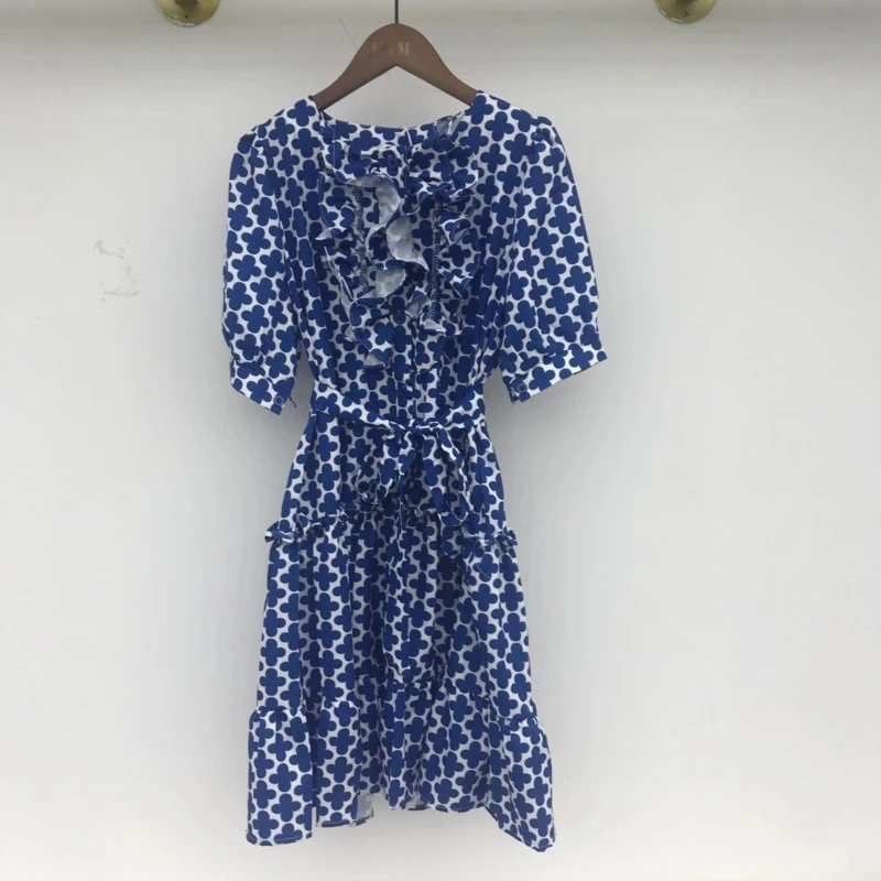 Женское платье до колен с круглым вырезом и оборками пышными рукавами