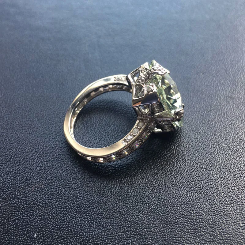 Женское кольцо из серебра 925 пробы с натуральным зелёным аметитом 10 карат |