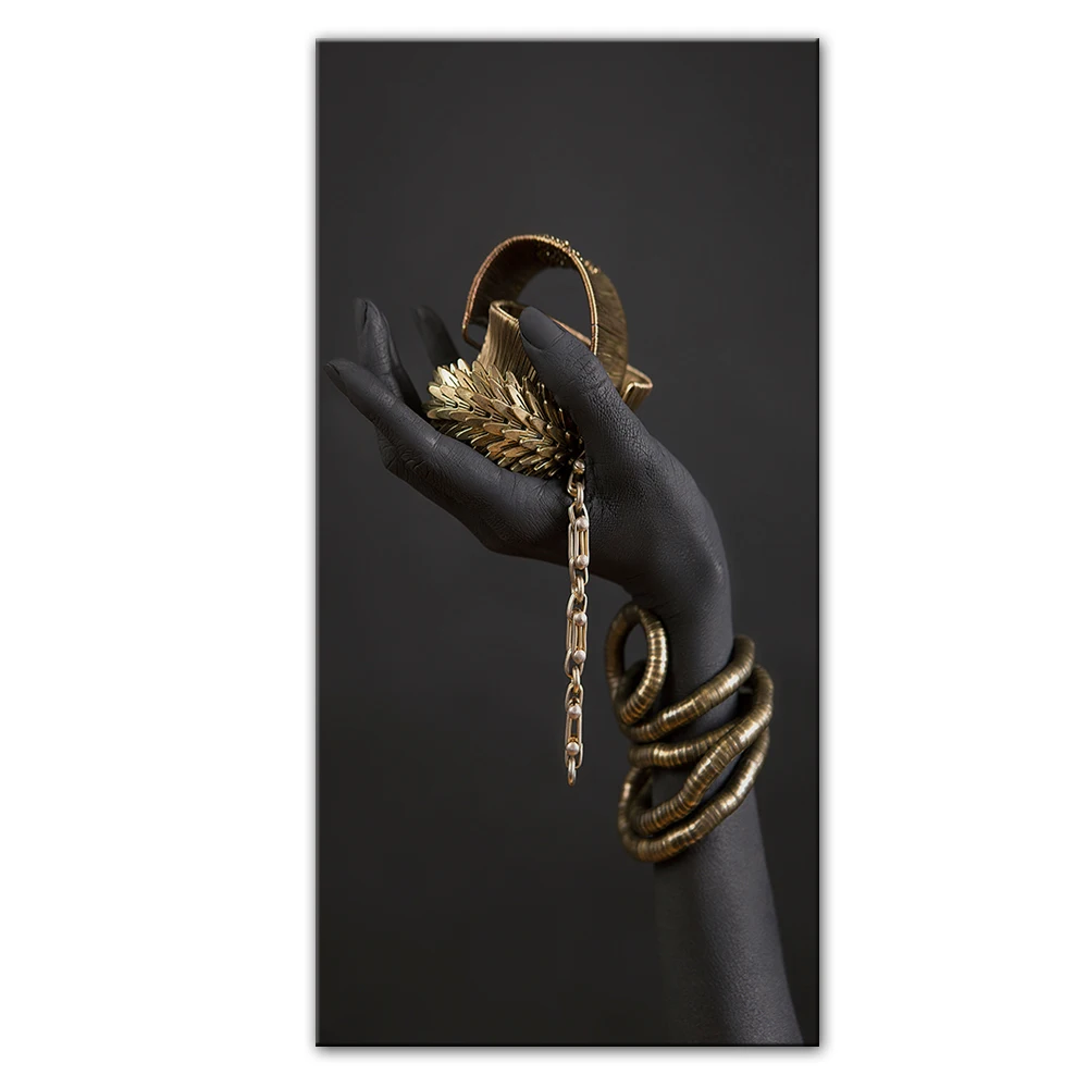 Черная рука с золотыми ювелирными изделиями холст настенные плакаты и принты