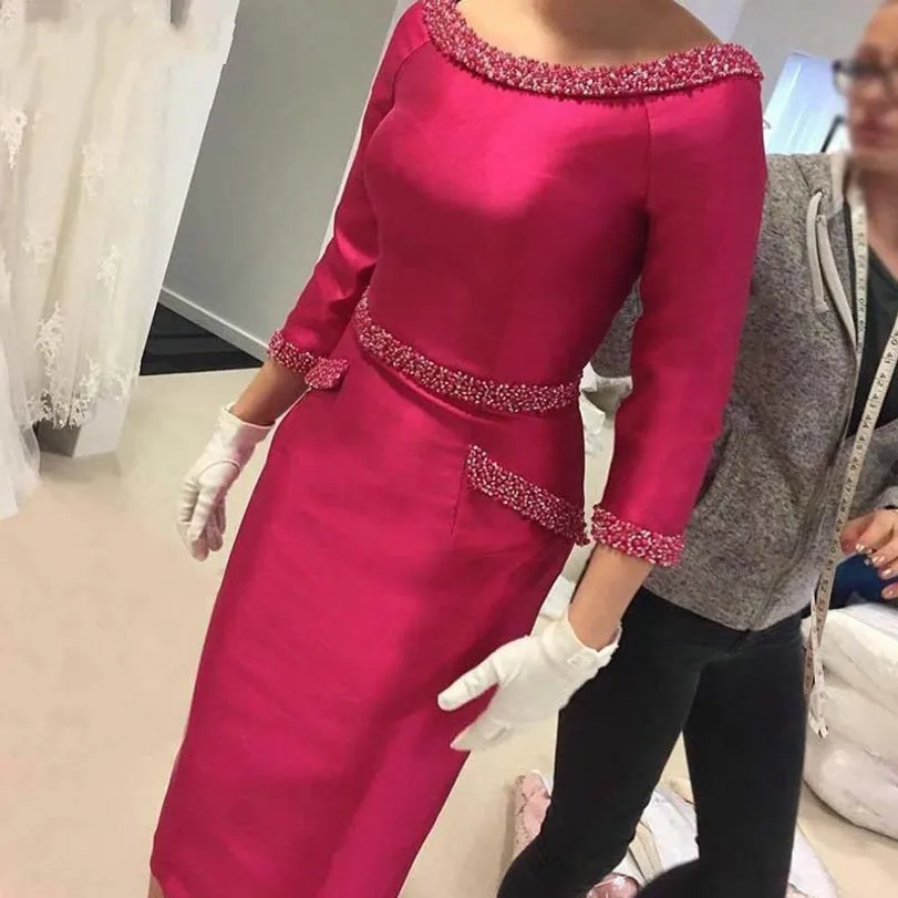 

Fuschia Satin Sheath Knee Length Mother of Bride Dress Three Quarter Sleeves Beading Godmother Wedding Party Gowns Vestidos