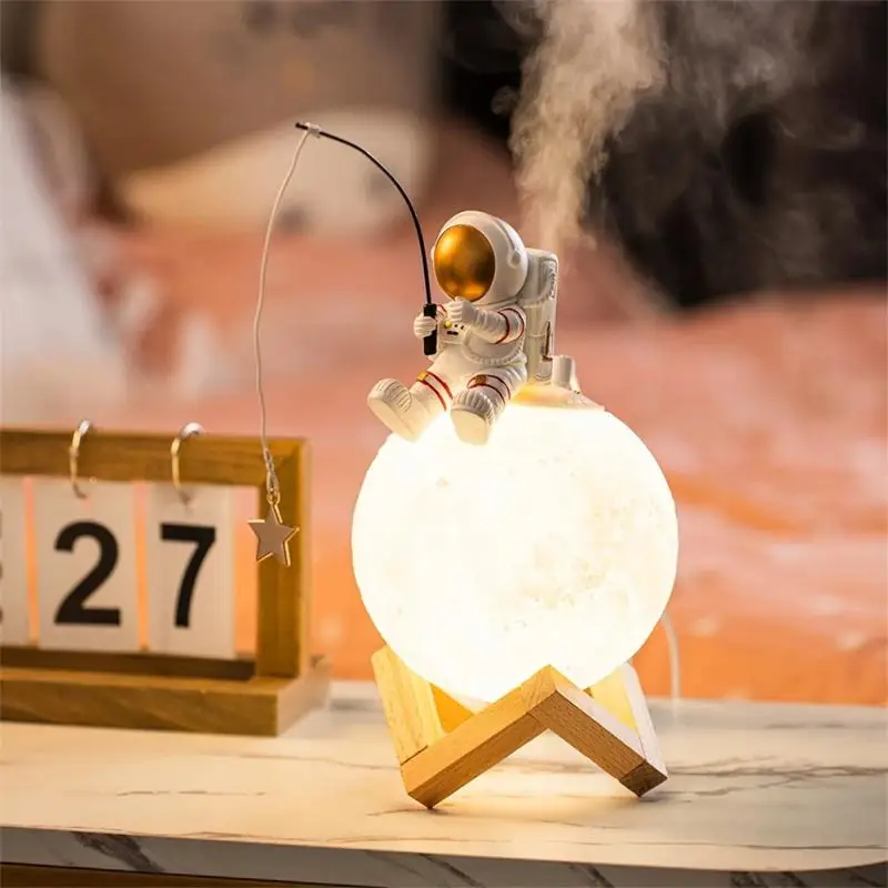 

Статуэтка астронавта из смолы космический человек миниатюсветильник USB зарядка увлажнитель холодный туман машина домашний декор подарки н...