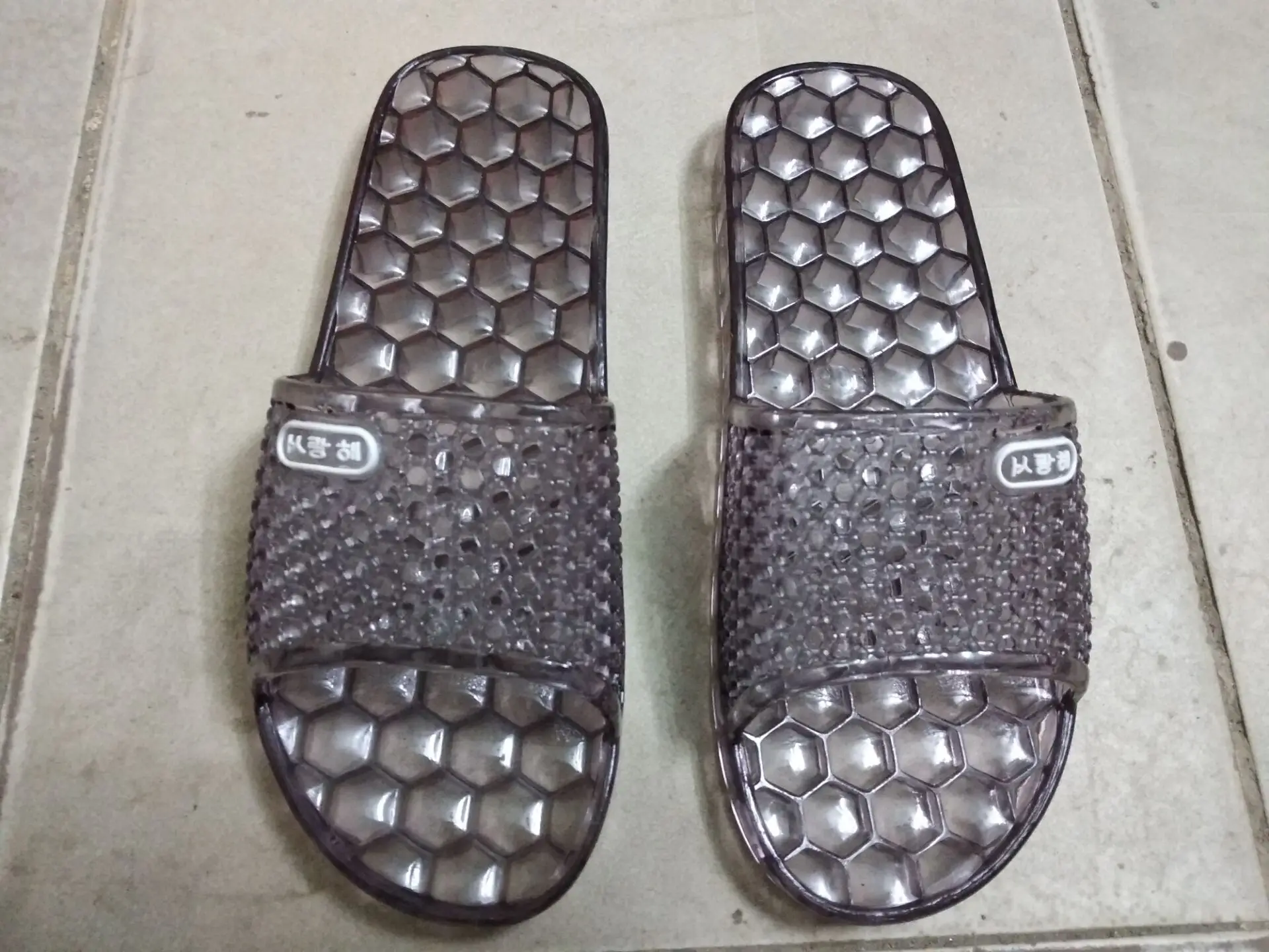 smaller 1 size Однотонные прозрачные тапочки; Женская Повседневная Массажная домашняя обувь; Разноцветные розовые и фиолетовые противоскользящие банные зеленые сандалии - Цвет: smaller 1 size